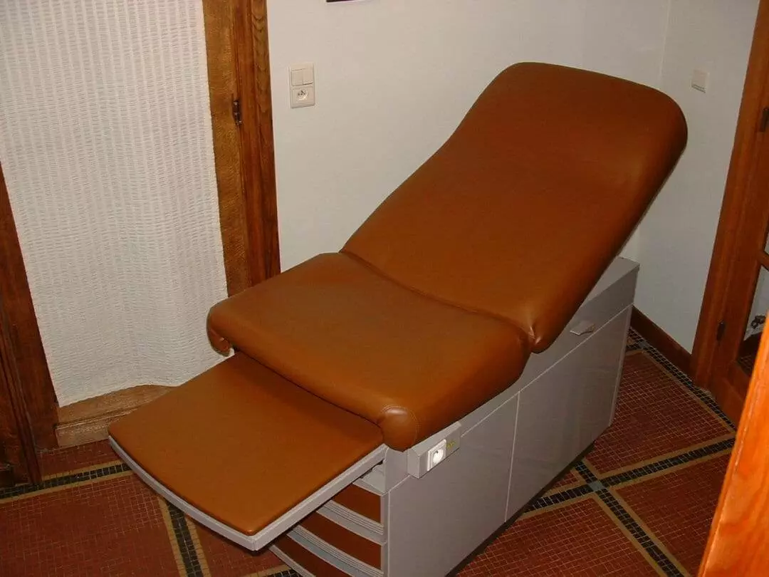 Reparation dune table d'examen mobilier médical