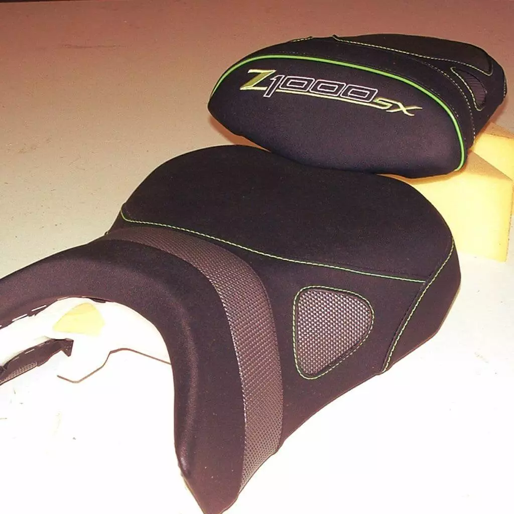 garnissage selle de moto brodée
