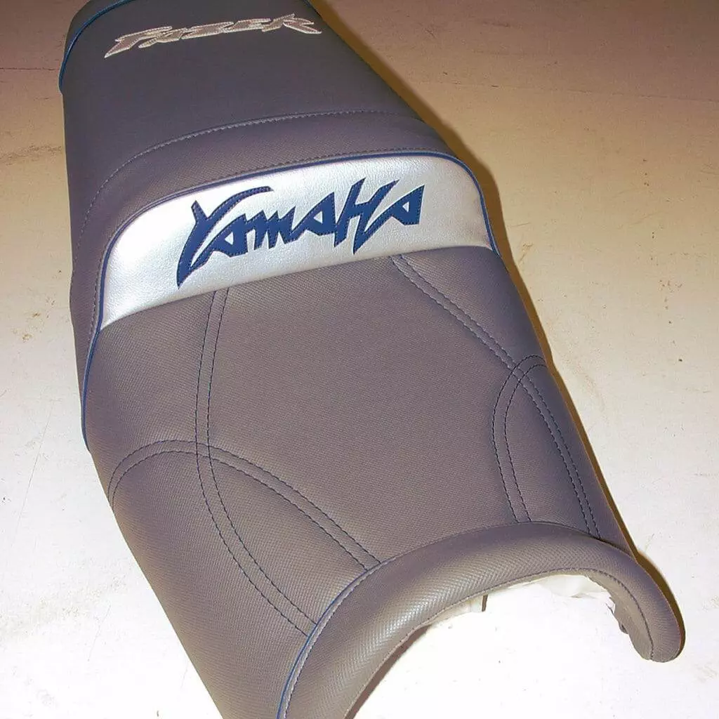 cuir d'une selle de moto yamaha fazer